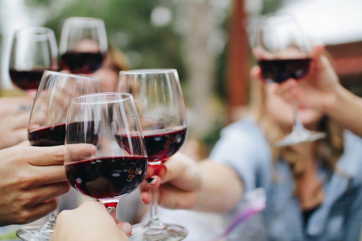 Anstoßen mit Rotwein (Beispielbild)