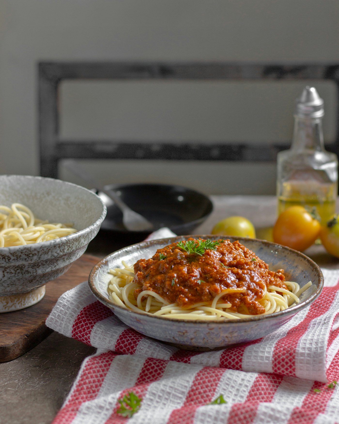 Spaghetti auf karierter Tischdecke (Beispielbild)